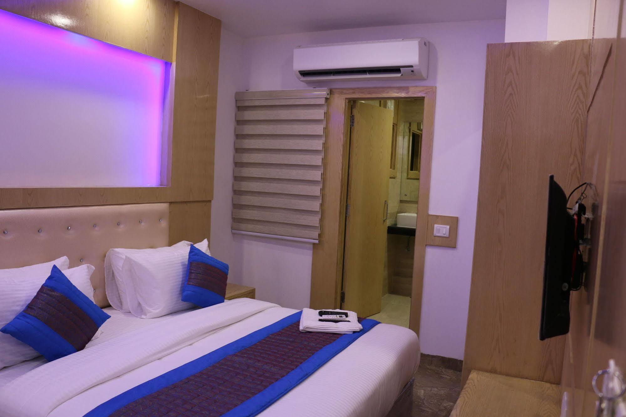 Hotel Prince Palace Deluxe - Paharganj - Yeni Delhi Dış mekan fotoğraf