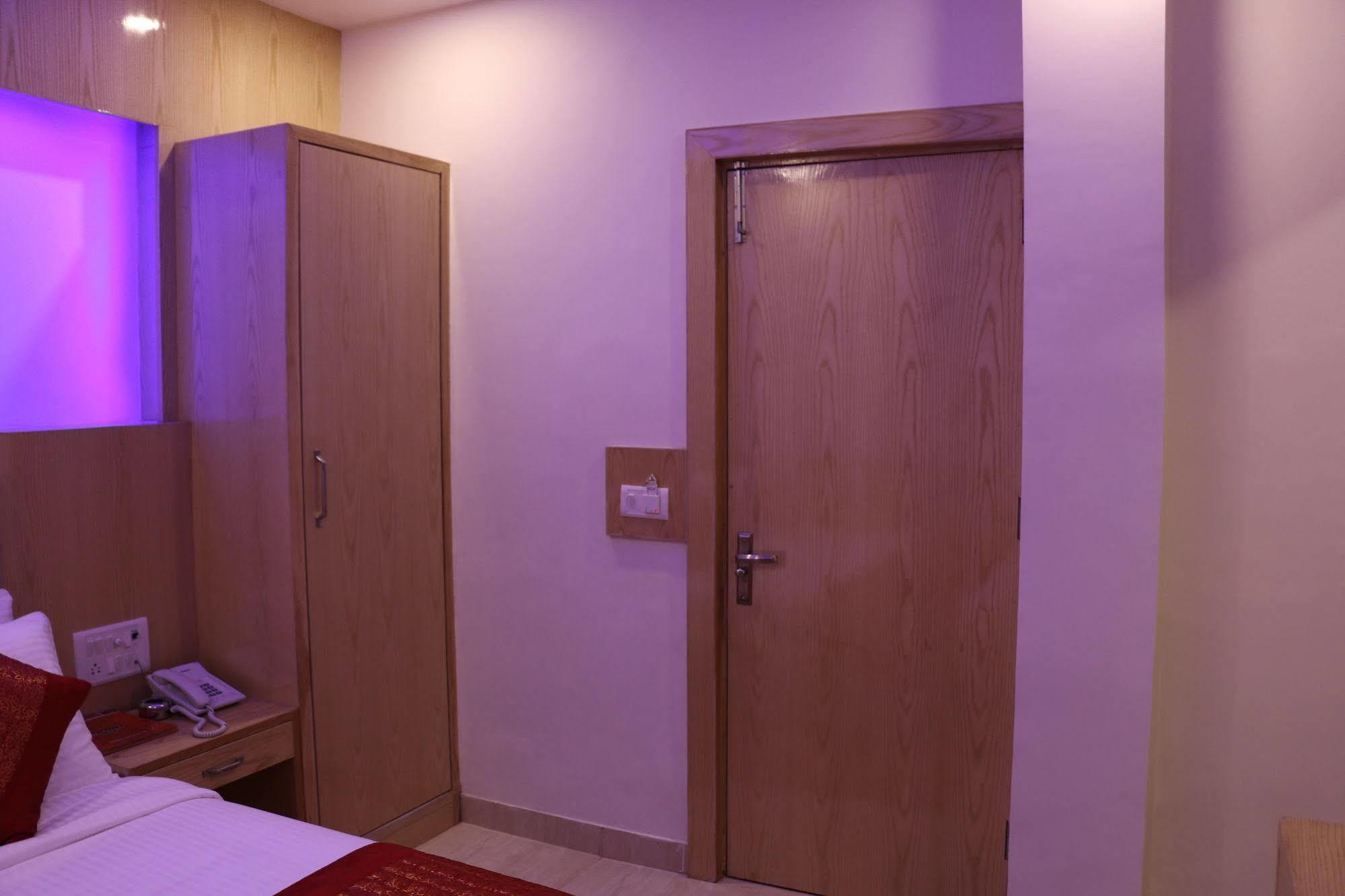 Hotel Prince Palace Deluxe - Paharganj - Yeni Delhi Dış mekan fotoğraf
