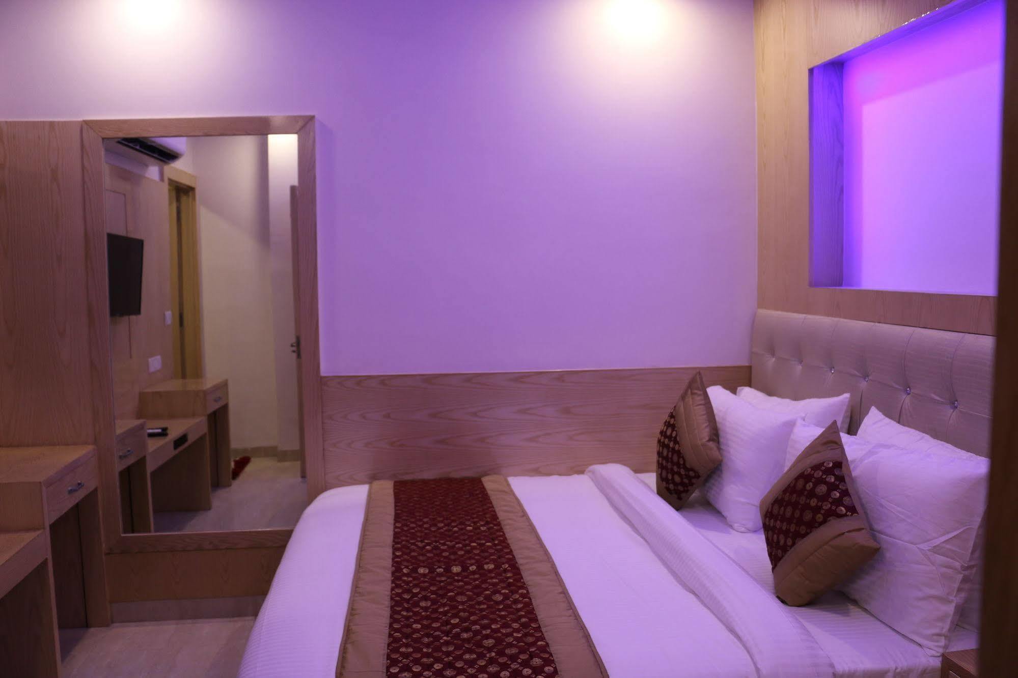 Hotel Prince Palace Deluxe - Paharganj - Yeni Delhi Dış mekan fotoğraf