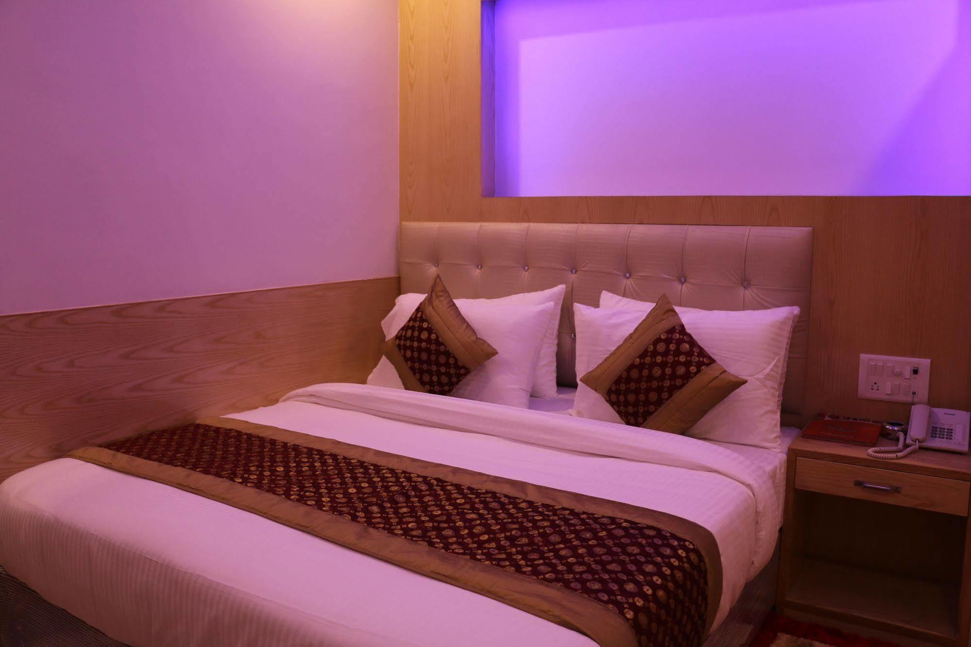 Hotel Prince Palace Deluxe - Paharganj - Yeni Delhi Dış mekan fotoğraf