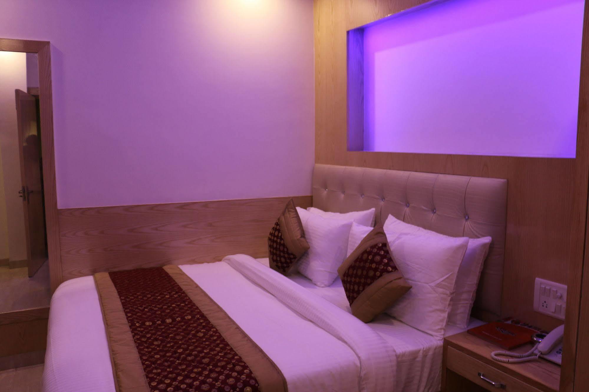 Hotel Prince Palace Deluxe - Paharganj - Yeni Delhi Dış mekan fotoğraf